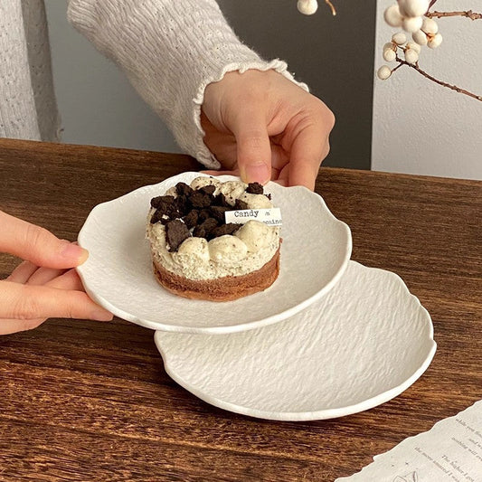 14cm PP Dessert Plate – Irregular Wavy Edge Plastic Serving Dish for Café, Bakery