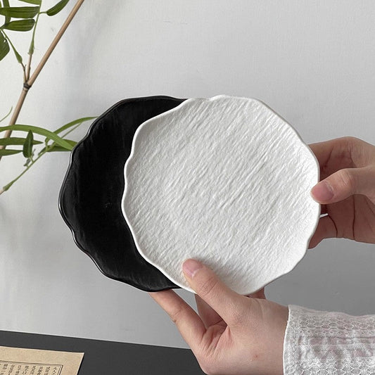 14cm PP Dessert Plate – Irregular Wavy Edge Plastic Serving Dish for Café, Bakery